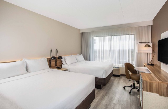 2 Queen Bed @ Modern Retreat with Rooftop Pool | Close to Airport