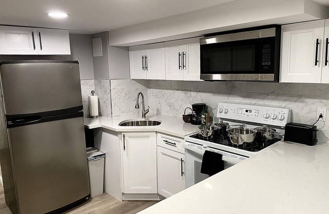 2 Queen Beds, full kitchen, and wireless phone chargers in a cozy, spacious apt