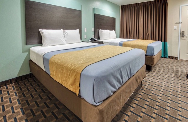 2 Queen Beds Non Smoking - Scottish Inns White Settlement, Budget Friendly Stay
