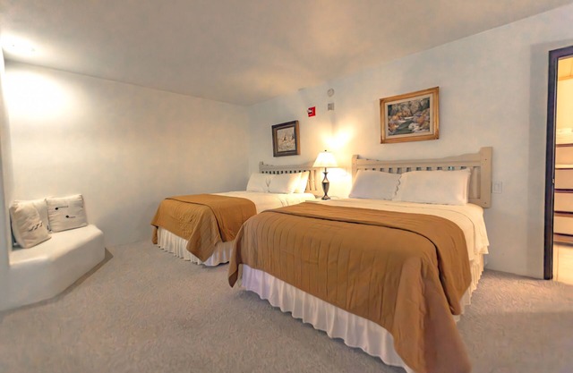 2 Queen beds w/ gas fireplace - 17