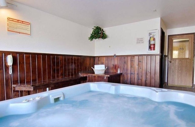 Pacific NW Escape! 2 Queen Beds Unit, Shuttle, Laundry, Breakfast, Parking!