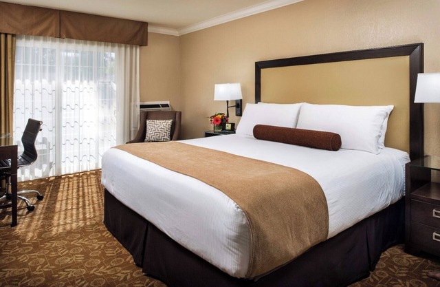 2 Quiet Room with Free Breakfast, Heated Pool & Parking Near Stanford