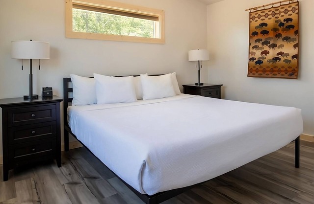 2 Relaxing Cabins with Kitchens! Outdoor Pool, Pet-friendly and Free Breakfast!