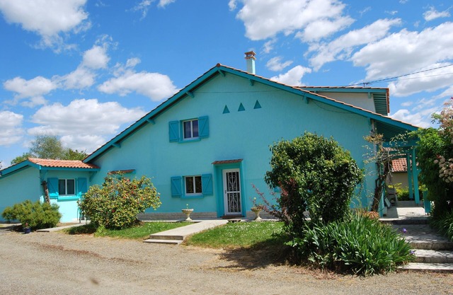 2-Zimmer-Appartement, umgeben von einem weitläufigen Garten mit Pool