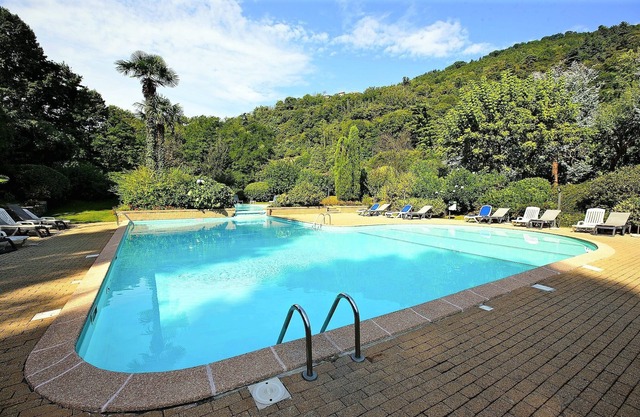 2-Zimmer-Eckwohnung in einer Residenz mit ca. 8 ha. großem Park und Pool