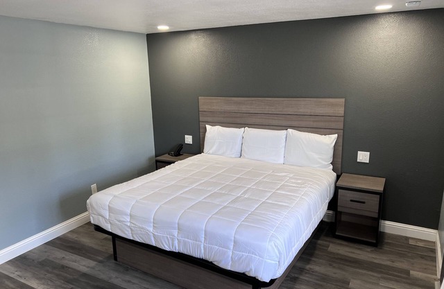 2 Room Suite - Indoor Pool and Spa - Walk to the Boardwalk
