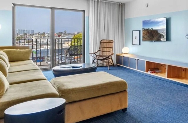 2 Rooms w/Balcony | Kitchen | Rooftop Lounge | Free Breakfast