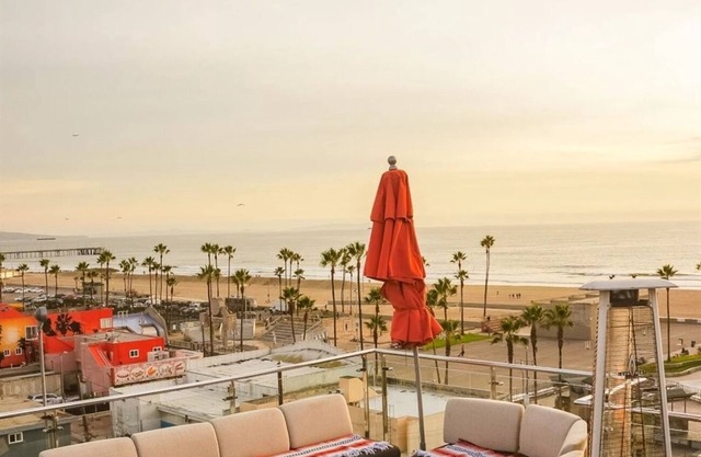 2 Rooms w/Balcony Near Iconic Venice Pier | Rooftop | Free Breakfast