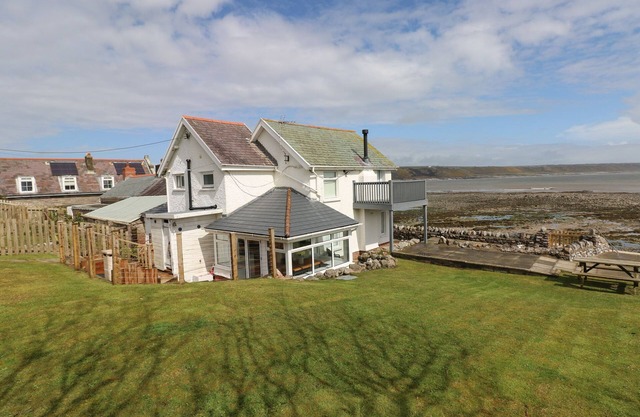 2 SALT COTTAGE, pet friendly, character holiday cottage in Port Eynon
