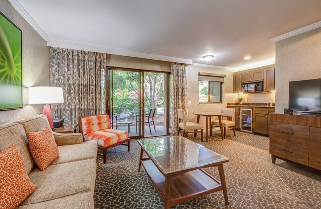 2 Serene Unit with Outdoor Pool, Balcony Free Breakfast & Parking