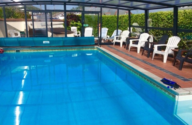 2 ~ Kurzer Spaziergang ~ Strand ~ Pubs ~ Geschäfte: Htd Pool + Hottub + Garten + BBQ + FREE WiFi