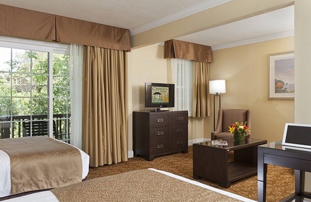 2 Spacious Room with Free Breakfast, Heated Pool & Parking Near Stanford
