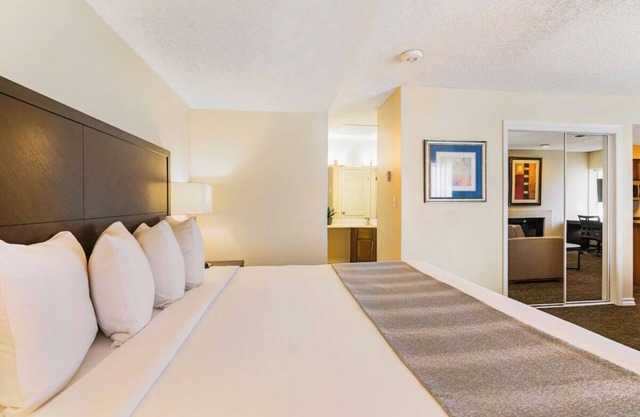 2 Spacious Suites – Pool, Free Breakfast & Full Kitchen