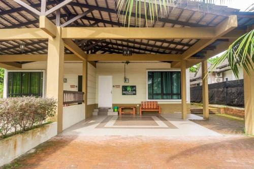 2 Storey Semi-D Homestay Nilai and KLIA, F1 Sepang with Pool