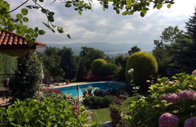 Zweistöckige Villa mit Pool im Garten