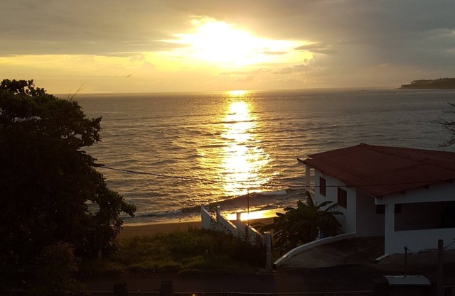 2 Story Beach House, nur wenige Schritte vom Strand entfernt !!