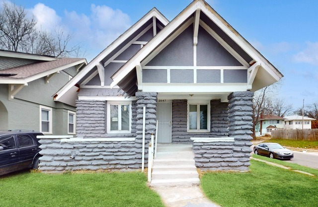 2-story dog-friendly home with pool table, full kitchen, washer/dryer, Xbox, AC