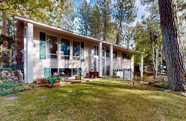 2-story home with private backyard, grill, fireplace, washer/dryer, & streaming