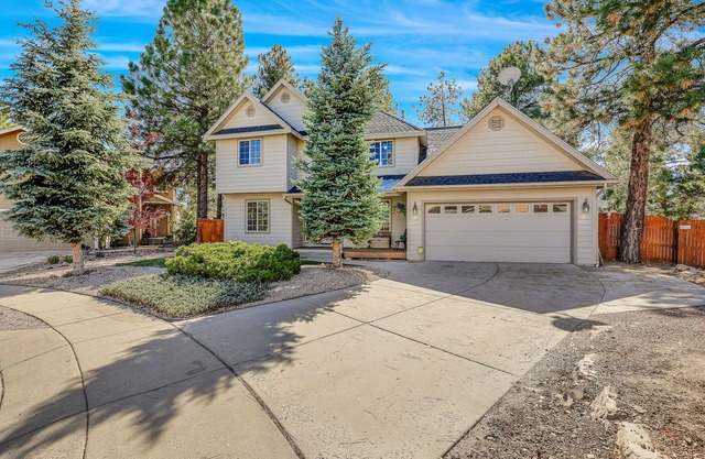 2-story home with enclosed yard, air hockey, fast WiFi & washer/dryer