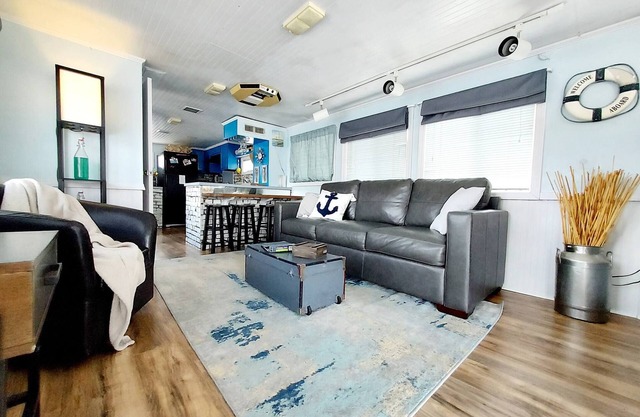 2 Story Houseboat Seeking a Captain Fishpets Ok