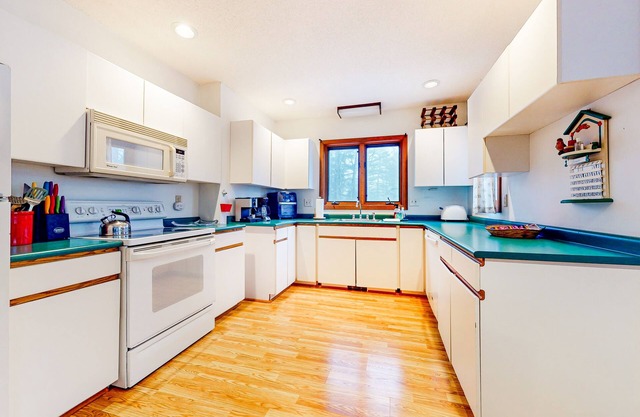 2-story mountain condo with fireplace, private deck, WFH setup, & jetted tub