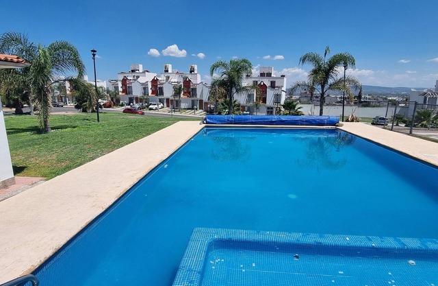 2-Story House With Large Pool and Parking Space