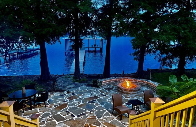 2 story river house with Amazing views!