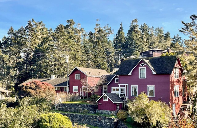 2-story river-view home with wood fireplace, patio, streaming, hot tub, W/D