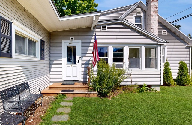 2-Story riverfront home + studio with washer/dryer, river views, & free WiFi
