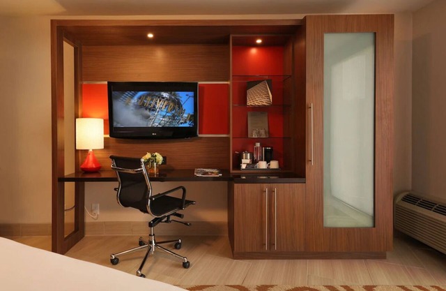 2 Stylish Rooms Near Santa Monica Beaches | Rooftop Dining, Iconic View, Pool!