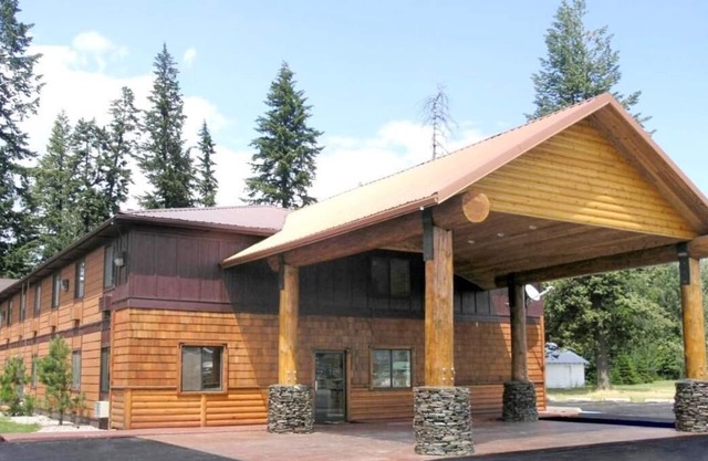 2 Spacious Units for Large Groups, Shuttle, Laundry, Breakfast, Parking!