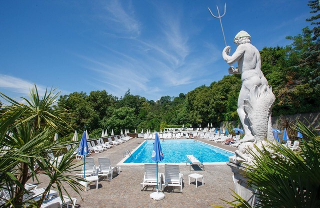 2-Zimmer-Wohnung mit Balkon, Garten, Pool und Seesicht