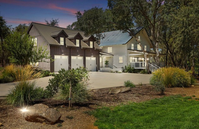 20 Acre- Modern Farmhouse Estate-Custom Pickleball court! Pool! Game room!