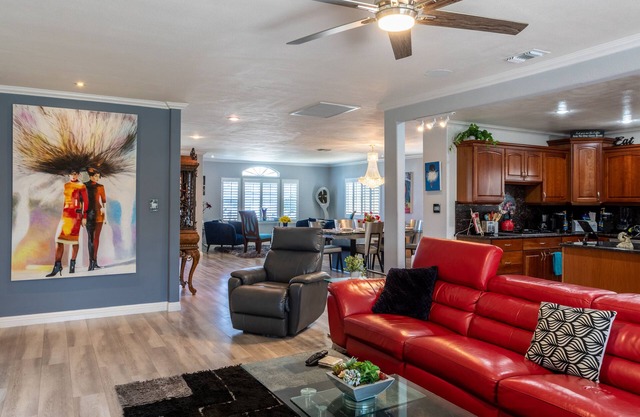 20% Disc.-September- Luxe Home w/ Modern Vibe! King Bed, Jacuzzi, Fire Pit, BBQ+