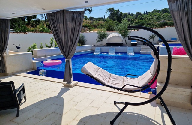 10% DISCOUNT ON RESERVATIONS Villa Flowers Sutivan