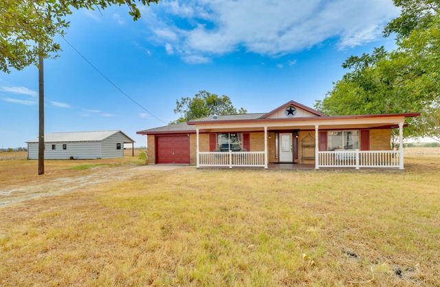 20 Mi to Austin: Texas Farmhouse on 10 Acres