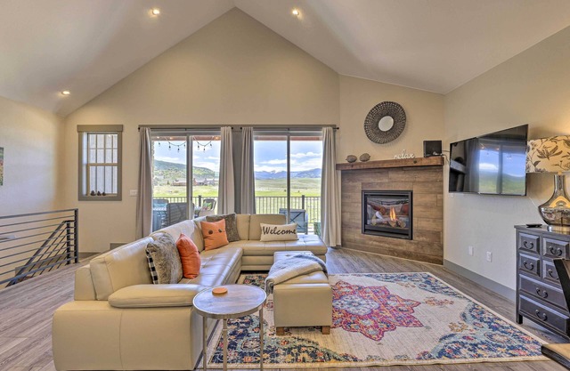 20 Mi to Winter Park: Mtn-View Townhome w/ Balcony