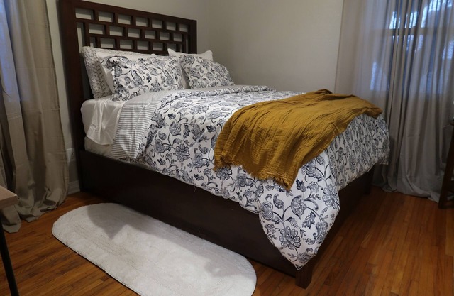 20 min from Beach, Awesome back yard! Cozy Family Home Centrally Located in LA .