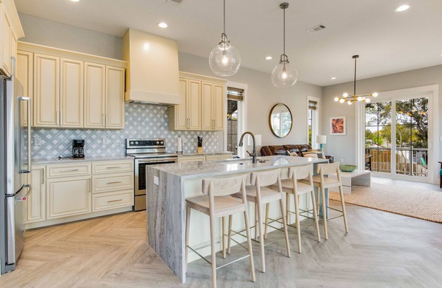 20 mins to Pensacola Beach, Modern Amenities