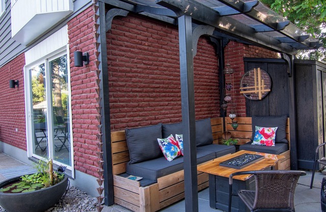 20 Minutes from Montreal, Tastefully Decorated House to Recharge and Be Inspired