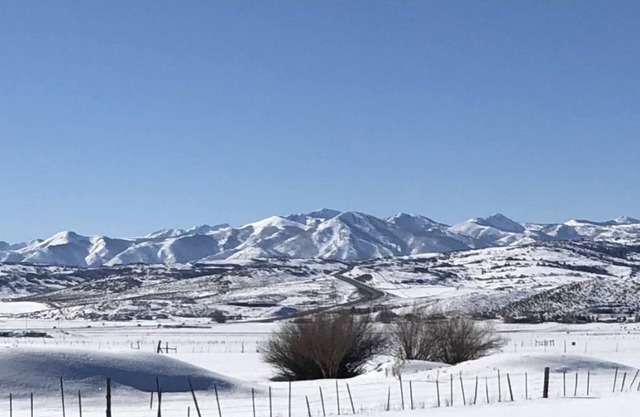 20 minutes to summer activities in Park City, 5 minutes to Uinta Scenic Highway