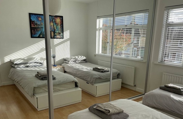 20 minutes to the City.