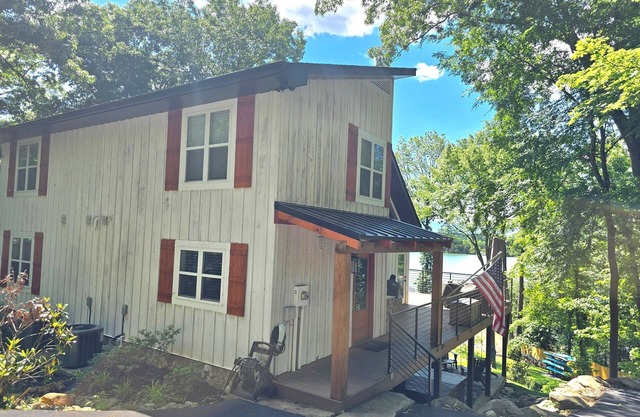 20% OFF Book 6/30 Luxury, Lakefront, Dock, Firepit, Hot Tub- Lone Oak Lakehouse