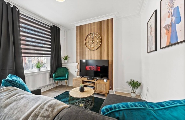 20% off! Boutique Doncaster Abode - Sleeps 6!