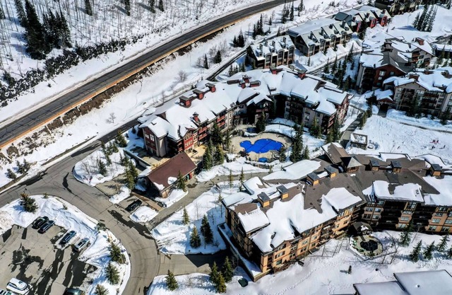 Mountain Bliss: Cozy Solitude Condo, Heated Pool and Hot Tub, Game Room, Parking, Patio, Fireplace!
