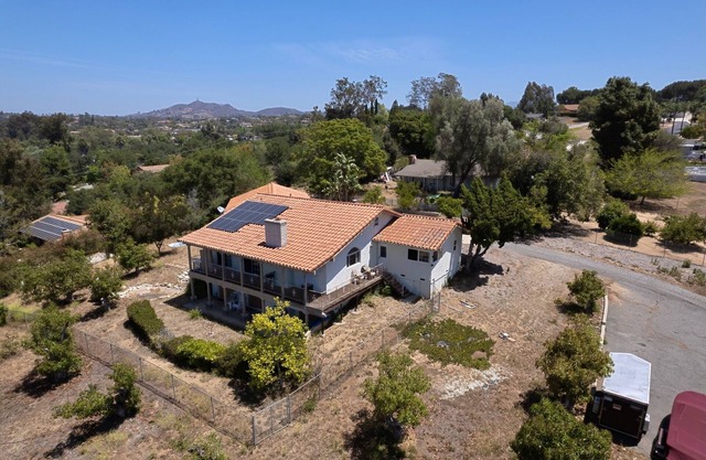 20 people can stay. Peaceful 1 acre of Avocado ranch. 2 stories. 16 beds.