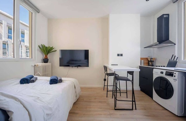 Renovated Studio walking distance to Paris