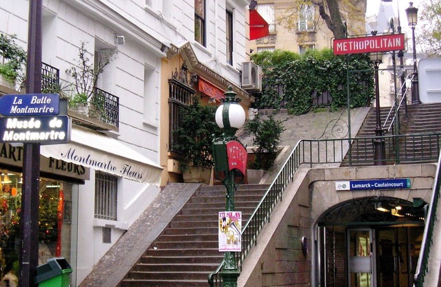 200 Meter von der U-Bahnstation Lamarck entfernt. Sehr schöne 2 Zimmerwohnung mit Terrasse.