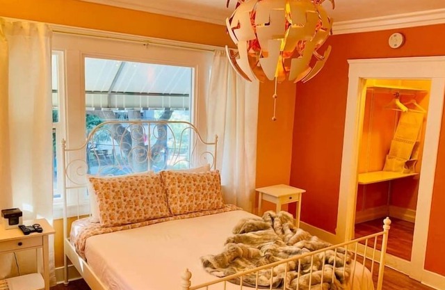 201 · Peachy Suite | Downtown Retreat