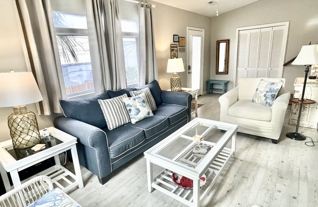 Sunset Overlook, 2Br / 1Ba, Pool, Haustiere erlaubt, Strand, Geschäfte, Restaurants zu Fuß erreichbar